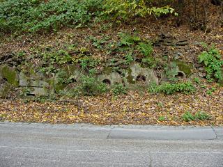 2001, Bschung mit alten Schleifsteinen zum Sttzen