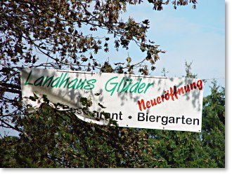 Foto zeigt Transparentreste mit der Beschriftung: Landhaus Glder Neuerffnung Biergarten