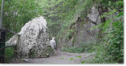 Foto: Zeigt den wei lackierten Stein am linken Wupperufer unterhalb von Schloss Burg