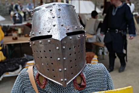 Foto: Helm und Kettenhemd einer Ritterrstung