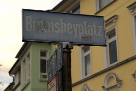 Foto: morbides Straenschild mit der Aufschrift Bremsheyplatz