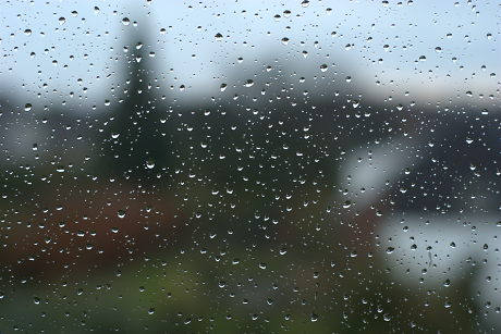 Foto: Regentropfen an Fensterscheibe