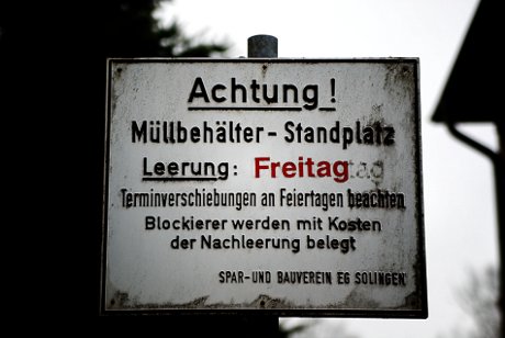 Foto: Schild mit der Aufschrift 'Achtung Mllbehlter-Standplatz'
