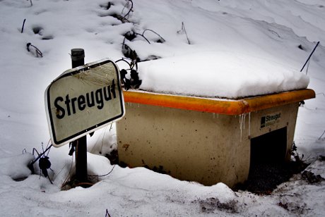 Foto: schneebedeckter Streugutbehlter am Straenrand