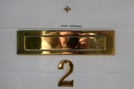 Foto: Briefkastenschlitz und Hausnummer 2