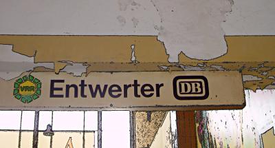Foto: Schild im Solinger Hauptbahnhof mit der Aufschrift 'Entwerter'