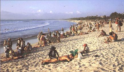 [Postkarte] Strand mit Touristen und Einheimischen