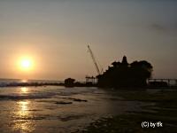 Tanah Lot mit Baukran