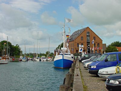 Futterkutter Orth, im Hintergrund das Haus mit dem Piratennest