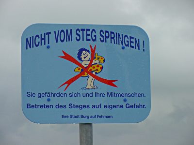 Burg - Hinweis: Nicht vom Steg springen