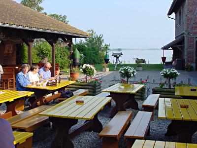 Lemkenhafen - Aalkate, Innenhof, Blick auf die Brcke