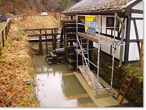 Foto: unterschlchtiges Wasserrad am Balkhauser Kotten am 12. Februar 2005