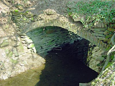 Foto zeigt die Zuahrtsbrcke zum Balkhauser Kotten