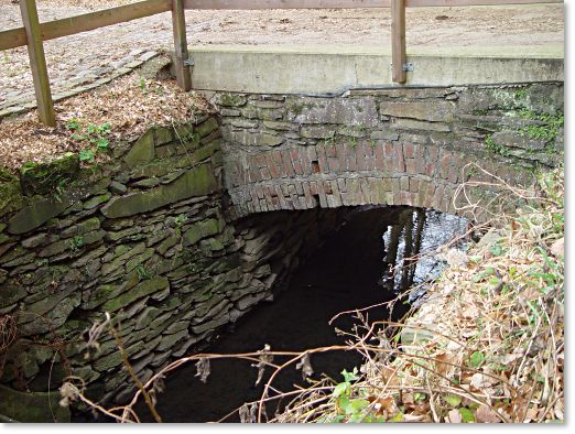 das Foto zeigt die baufllige Ziegelsteinbrcke ber den Untergraben am Balkhauser Kotten