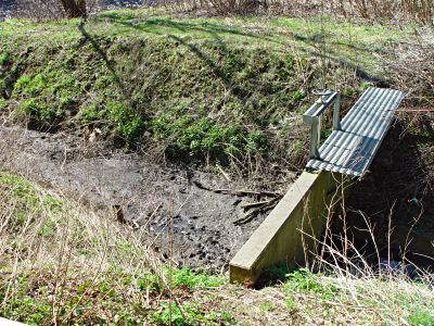 Foto zeigt das mit Schlamm zugesetzte Gewaltschtt am Balkhauser Kotten