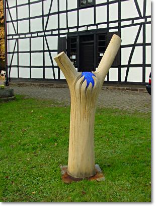 Foto: Holzplastik hinter dem Balkhauser Kotten, Oktober 2002