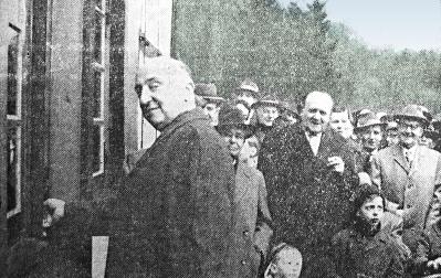 Foto: Es zeigt den damaligen Oberbürgermeister Voos vor der Tür zum Schleifermuseum Balkhauser Kotten