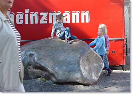 das Foto zeigt den Fhlstein von Ernst Egon Oslender auf der unteren Hauptstrasse