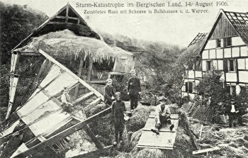 Postkarte: Zerstörtes Haus mit Scheune in Balkhausen an der Wupper
