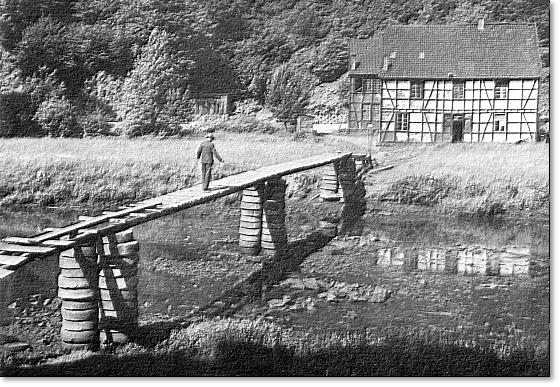 Foto zeigt die originelle Brcke ber die Wupper am Balkhauser Kotten