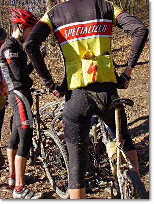 Bergfahrer bei einer Zwangsrast. Ein Gewinde hat versagt.