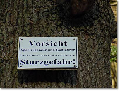 Schild -
Vorsicht Spaziergnger und Radfahrer.....