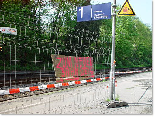 Hinweisschild - Zum neuen Bahnsteig