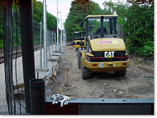 Baumaschinen am Bahnhalt Schaberg am 11. Juni 2005