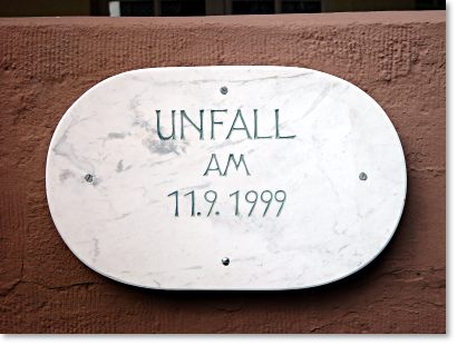 Marmortafel mit der Inschrift: Unfall am 11.9.1999