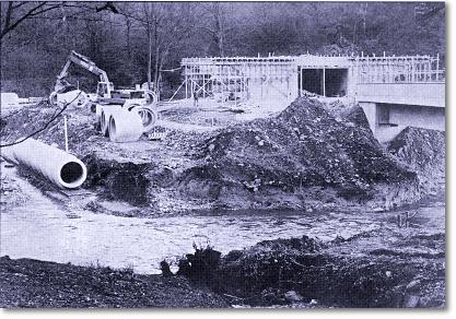 Foto: 1975 im Bau: die Betonbrcke im Friedenstal