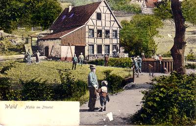 colorierte Ansichtskarte, die einen Kotten an der Itter zeigt