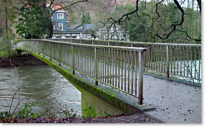 Foto: Fugngerbrcke aus Beton in Friedrichsaue