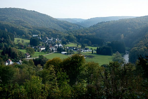 Foto: Hofschaft Balkhausen am Ufer der Wupper von Hohenscheid aus gesehen