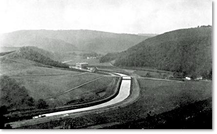 Foto: Ansicht der Zentrale mit Wupper und Oberwassergraben (Fernsicht)