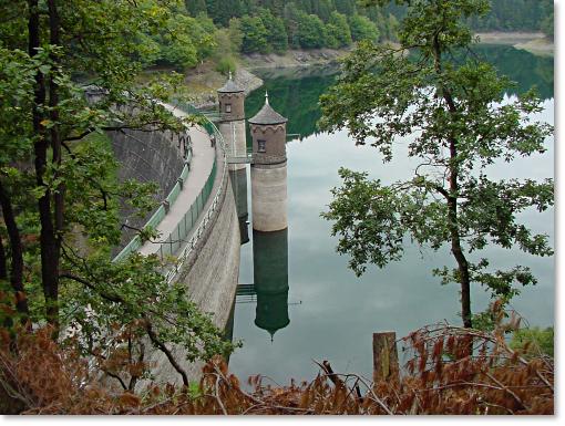 Foto: Sperrmauer der Sengbachtalsperre