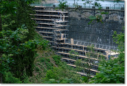 Foto: eingerstete Sperrmauer der Sengbachtalsperre