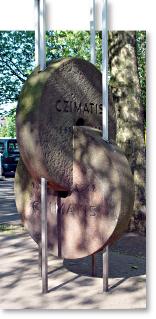 Foto: Czimatis-Denkmal in Solingen, 2 ineinanderverschränke Schleifsteine