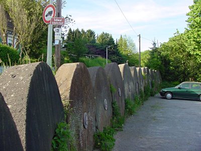 Parkplatz Wipperkotten, begrenzt durch meterhohe Schleifsteine