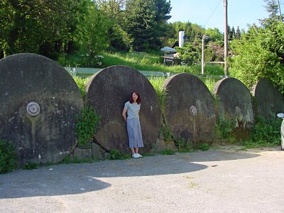 Parkplatz Wipperkotten mit abrenzenden Schleifsteinen