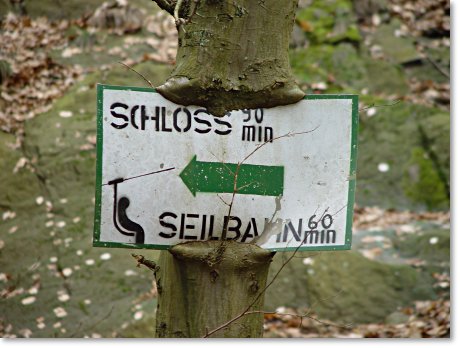 Schild: Schloss und Seilbahn