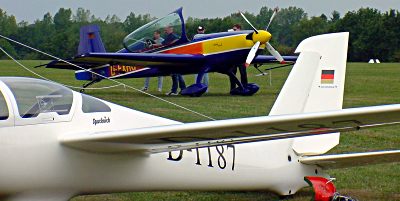 Foto zeigt ein Segelflugzeug und das Motorflugzeug von Walter Extra