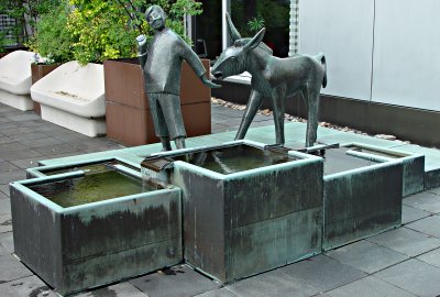 Foto zeigt den Brunnen mit der Skulptur (Junge mit Dukatenesel)