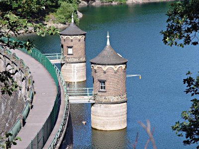 Wasserseite der Sengbachtalsperre mit den beiden Wasserentnahmetürmen