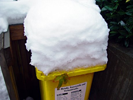 Foto: gelbe Mülltonne mit Schneehaube
