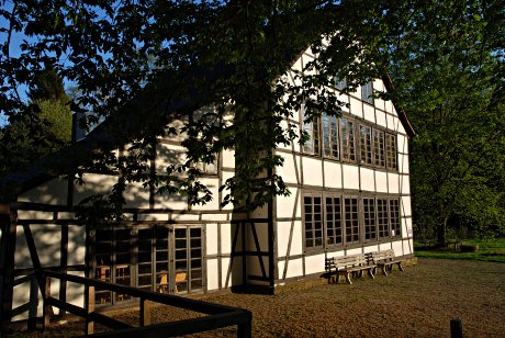 Foto: Schleiferdenknmal Balkhauser Kotten in der Abendsonne