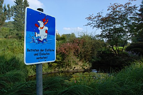 Foto: Warschild mit der Aufschrift 'Betreten der Eisflche und Eislaufen verboten!'