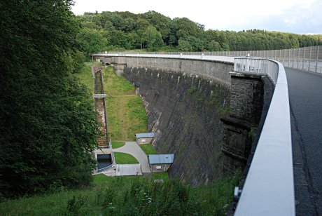 Foto: Staumauer (Luftseite) der Herbringhauser Staumauer