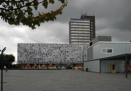 Foto: Marktplatz und Warenhaus