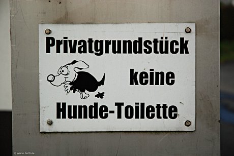 Foto: Hinweisschild mit dem Text 'Privatgrundstck – keine Hunde-Toilette'