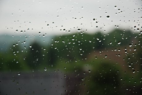 Foto: Regentropfen an der Fensterscheibe